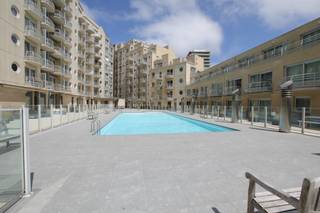 Ontdek dit aangename appartement met 2 slaapkamers, ideaal gelegen in de geliefde <strong>Residentie Zeezicht</strong> te <strong>Mariakerke-Oostende</strong>. Deze residentie biedt tal van troeven, waaronder een <strong>verwarmd zwembad</strong> binnen het complex en een <strong>zonnige binnenkoer</strong> waar u in alle rust kunt genieten.<br />Het appartement beschikt over een <strong>lichtrijke woonkamer en eetplaats</strong> die rechtstreeks toegang geven tot een <strong>privéterras met uitzicht op het zwembad</strong> – perfect om te ontspannen na een strandwandeling of een duik in het water.<br />Het gebouw paalt aan de Zeedijk, u heeft een rechtstreekse doorgaan tot de Zeedijk !<br /><br />Verder beschikt het appartement over:
<ul>
<li><span>Een <strong>aparte, volledig uitgeruste keuken</strong></span></li>
<li><span>Een <strong>badkamer met douche en lavabo</strong></span></li>
<li><span>Een <strong>apart toilet</strong></span></li>
<li><span><strong>Twee comfortabele slaapkamers</strong></span>
<ul>
<li><span>Eén slaapkamer met <strong>dubbel bed</strong></span></li>
<li><span>Eén slaapkamer met <strong>stapelbed</strong> en toegang tot een <strong>privébalkon aan de achterzijde</strong></span></li>
</ul>
</li>
</ul>
Dit appartement is perfect als <strong>tweede verblijf</strong>, <strong>vaste woonst</strong> of <strong>investering aan de kust</strong>. Dankzij de <strong>gunstige ligging</strong> bent u op wandelafstand van het strand, openbaar vervoer, winkels en horeca.<br /><strong>Troeven:</strong>
<ul>
<li><span>Verwarmd zwembad in het gebouw</span></li>
<li><span>Twee buitenruimtes (terras én balkon)</span></li>
<li><span>Zonnige, goed onderhouden binnenkoer</span></li>
<li><span>Goede bereikbaarheid en rustige ligging vlak bij zee</span></li>
<li><span>Inclusief berging in het gebouw!</span></li>
</ul>
<strong>Een buitenkans in een rustige en goed onderhouden residentie aan de kust!</strong><br />