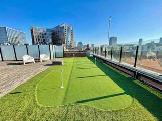 <p>Aankoop met erfpacht: u koopt de constructie maar u pacht (huurt) de grond van de grondeigenaar voor 3.982€ per jaar.</p><p>Super exclusieve, gemeubelde en smaakvol ingerichte penthouse, met golf putting green op het imposante terras van 130 m², ideaal gelegen op een AAA-locatie! Dit uitzonderlijke eigendom, opgeleverd in 2014, met een netto bebouwde oppervlakte van 225 m² (inclusief terras), bevindt zich op de zevende verdieping in de perfect onderhouden en trendy residentie “Brussels Square” ingedeeld als volgt: een inkomhal met gastentoilet en inbouw vestiairekast, een majestueuze en gezellige woonkamer met een totaal ingerichte Amerikaanse keuken die toegang geeft tot het riante zonneterras, een nachthal, twee volwaardige slaapkamers waarvan één met private dressing en twee badkamers met een tweede toilet. Uitzonderlijke ligging: Pal gelegen in het hartje van onze Europese hoofdstad, op enkele stappen van de Grote Markt, het Manhattan Center, de Nieuwstraat, de Dansaertwijk met zijn stijlvolle boetiekjes en nabij metro station Brouckère. Na een drukke werkdag herbronnen op de putting green met uniek zicht op de Brusselse skyline? Contacteer Frederik vrijblijvend voor meer informatie of een eerste bezoek: frederik@immo-time.be.</p>