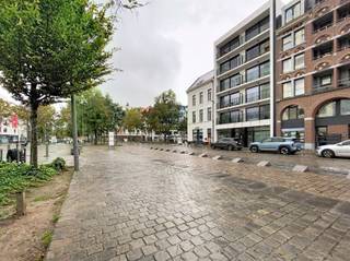 <p><span>Mooi appartement met terras op het Eilandje.</span></p><p><span> </span></p><p><span>Ben jij op zoek naar een leuk appartement op toplocatie op het Eilandje voor jou alleen? Dichtbij de vele restaurantjes, winkels, musea en toch makkelijk bereikbaar t.o.v. verbindingswegen en openbaar vervoer? Dan zou dit appartement helemaal iets voor jou kunnen zijn.</span></p><p><span>Gelegen op toplocatie op het Eilandje met zicht op het water en tussen het Red Star Museum en het MAS, is dit appartement op de 3de verdieping een pareltje. Het appartement heeft een inkomhal (met aansluiting voor wasmachine), een apart toilet met handenwasser, een woonkamer met open ingerichte keuken en een terras met zicht op het water. Achteraan is er een slaapkamer op laminaatvloer en een badkamer met douche en wastafel. In de kelder bevindt zich nog een extra berging en ook een gemeenschappelijke fietsenstalling. </span></p><p><span>Bovendien is het appartement onderhoudsvriendelijk afgewerkt.</span></p><p><span>Vaste gemeenschappelijke kosten: 120€/maand</span></p><p><span> </span></p>