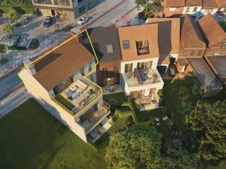 <p><span>TWEEDE VERDIEPING</span><span>: een twee slaapkamer appartement in het hartje van Schilde, de werken van deze prachtige NIEUWBOUW project GUIBERTUS zijn zo goed als klaar. In een kleinschalig project met lift bevindt zich dit appartement op de tweede verdieping en omvat een inkomhal, gastentoilet, leefruimte met ingerichte open keuken voorzien van alle nodige toestellen, berging/wasplaats met aansluiting voor wasmachine en droogkast, 2 slaapkamers, een ingerichte badkamer en een terras (26 m²).   De ondergrondse parking zorgt ervoor dat thuiskomen in alle comfort kan gebeuren, ondergrondse autostaanplaatsen zijn apart beschikbaar vanaf €30.000. </span></p><p><span> </span></p><p><span>Het woonproject Guibertus in het hartje van Schilde is een nieuwbouw met 3 verschillende, maar harmonieus op elkaar afgestemde typologieën. Elke gevel heeft zijn eigen persoonlijkheid. Van strak tot statig met een twist. In deze landelijke gemeente nabij Antwerpen is het aangenaam vertoeven.  Schilde heeft voor ieder wat wils. Gezellig een terrasje doen, met de kinderen op pad, een fijne wandeling met vrienden. De mogelijkheden zijn eindeloos.  Bakker, cafeetje, openbaar vervoer, u vindt het allemaal op korte wandelafstand.  Liever er even tussenuit om te genieten van de natuur? Geniet van één van de vele parken die Schilde rijk is of breng een bezoek aan het Fort van 's-Gravenwezel of de Schans van Schilde.  Wanneer u de gemeente toch wilt verlaten, bevindt de E34 zich vlakbij. De auto parkeert u via de autolift eenvoudig in de parkeergarage.</span></p><p><span> </span></p><p><span>Elke unit is met zorg ontworpen door het team van architect, ontwikkelaar en studiebureaus. Er is aandacht geschonken aan de ruimtelijke beleving waarbij de positie en grootte van de ramen zorgen voor een optimale lichtinval.</span></p><p><span>De appartementen zijn </span><span>hoogwaardig</span><span> afgewerkt. </span><span>Smart Home </span><span>- domotica garandeert meer leefcomfort vandaag en morgen. Geen gasfactuur meer dankzij </span><span>lucht-water warmtepompen.</span><span> </span></p><p><span>De afwerking en materialisatie van uw appartement worden verder toegelicht in het lastenboek.</span></p><p><span>EXTRA's</span></p><p><span>De onverkochte appartementen hebben reeds in de schachten een kabel voor </span><span>zonnepanelen</span><span> klaargelegd. Op deze manier kunnen deze ook nog eenvoudig minstens 2 of meerdere zonnepanelen laten plaatsen.  </span></p><p><span>Mogelijkheid tot het plaatsen van een </span><span>laadpaal.</span><span> </span></p><p><span>Regenwaterput</span><span> aanwezig en wordt gebruikt voor de toiletten van het hele gebouw. </span></p><p><span>De zone vooraan het gebouw (vanaf de voorgevel) zal netjes aangelegd worden.</span></p><p><span> </span></p><p><span>DE TROEVEN</span></p><p><span>- Uitmuntende ligging met alle faciliteiten en openbaar vervoer vlakbij</span></p><p><span>- E34 eenvoudig te bereiken</span></p><p><span>- Ruime terrassen of een fijne stadstuin</span></p><p><span>- Duurzame materialen en technieken</span></p><p><span>- Energie-zuinige BEN appartementen</span></p><p><span>- CO 2 neutrale warmtepompen en mogelijkheid tot vloerkoeling</span></p><p><span>- High-end afwerking met parket en vloerverwarming</span></p><p><span>- Balansventilatie (type D) aanvoer verse lucht en afvoer vochtige lucht</span></p><p><span> </span></p><p><span>Prijzen zijn vermeld excl. kosten, registratie op de grondwaarde en btw op de constructiewaarde, notariskosten en ereloon, aansluitingskosten nutsvoorziening.</span></p><p><span>Contacteer ons voor bijkomende info of plan alvast bij ons op kantoor uw afspraak! www.buytaertimmo.be.</span></p><p><span> </span></p><p><span> </span></p>