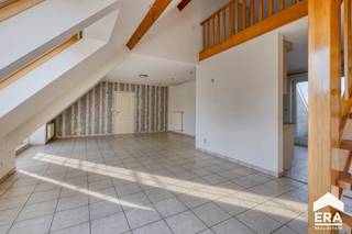 <p>Prachtig duplex appartement met terras en overdekte autostaanplaats.</p>
<p> </p>
<p><u>Indeling</u>:</p>
<p>2° verdieping: inkom, toilet, living, keuken, terras, slaapkamer 1, slaapkamer 2, badkamer 1, berging</p>
<p>3° verdieping: vide, slaapkamer 3, badkamer 2</p>
<p>privé-parkeerplaats met afsluitbare poort</p>
<p>privé-kelder</p>
<p> </p>
<p>Indelingsplannen: zie bijlage</p>