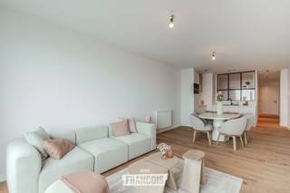 Dit modern en verzorgd appartement is gelegen in Middelkerke en beschikt over een aangename leefruimte met een open indeling. De woonkamer, eetplaats en keuken vormen één mooi geheel en genieten dankzij de grote raampartijen van veel natuurlijke lichtinval en zeezicht.<br /><br />De open keuken is volledig geïnstalleerd en sluit mooi aan bij de leefruimte. Het industriële glaswerk zorgt voor een stijlvolle afscheiding tussen beide ruimtes, terwijl het open gevoel behouden blijft. De warme houten vloer en de verzorgde afwerking zorgen voor een aangename en gezellige sfeer.<br /><br />Verder beschikt het appartement over een aparte slaaphoek, wat zorgt voor extra comfort. Als bewoner heeft u bovendien toegang tot het gemeenschappelijk zwembad van de residentie. Er is eveneens een gemeenschappelijke fietsenberging aanwezig.<br /><br />Een ideale keuze als tweede verblijf of investering, op een aangename locatie in Middelkerke en op korte afstand van de zee.<br /><br />Voor meer informatie of een bezoek kunt u contact opnemen met Inti via inti@immofrancois.be of 0499 74 89 74.<br /><br />