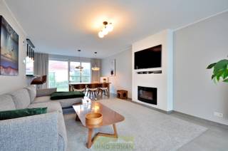 In een verkeersluwe straat nabij de dorpskern van Anzegem vinden we deze recente woning, ideaal gelegen met alle voorzieningen binnen handbereik: winkels, scholen en openbaar vervoer. <br /><br /><strong>Indeling:</strong> We betreden de woning via de inkomhal voorzien van een apart gastentoilet en rechts toegang tot de woon-en leefruimte.  De sfeervolle woonkamer biedt ruimte voor een gezellige zithoek én eetplaats, met aansluitend de keuken uitgerust met kwalitatieve toestellen. Naast de keuken is er een berging voorzien met o.a. aansluiting wasmachine,... <br /><br />Op de bovenverdieping vinden we een ruime nachthal met apart toilet, <strong>3 volwaardige slaapkamers</strong> en een moderne badkamer voorzien van een dubbele wastafel, <strong>ligbad en douche</strong>. De woning is voorzien van een gezellig <strong>tuintje</strong> met terras, en er is een <strong>parkeerplaats en</strong> <strong>garagebox</strong> met automatische sectionale poort inbegrepen.<br /><br /><strong>Kenmerken: </strong>bouwjaar 2019, EPC A, CONFORME elektriciteit, 3 slaapkamers, garage, badkamer met ligbad en douche,...<br /><br />Interesse? Contacteer Els 0478 61 64 34 of els@immoroman.be