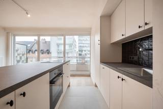 Dit appartement werd volledig gerenoveerd met o.a. nieuwe sanitair, verwarming, elektriciteit, keuken, badkamer,... Ook de aanwezige...