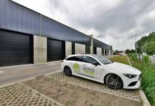 MAGAZIJN (UNIT 15) MET 5 PARKEERPLAATSEN TE DENDERMONDE Deze unit heeft een oppervlakte van ong. 233m² (18m op 13m) met privatieve parkingen (P11 TOT...
