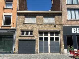 gelegen in het volle centrum, in woongebiedin verschillende niveaus : -1/2 en gelijkvloers en +1/2 en verdieptoegangspoort van 3,4 m breed op 3,50 m...