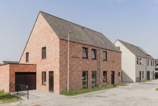 Zoek jij een energiezuinige nieuwbouwwoning op een ideale locatie? Bekijk dan even deze fraaie halfopen bebouwing in hedendaags landelijke stijl. De woning maakt deel uit van ons nieuwste bouwproject in Eernegem. In een kindvriendelijke en groene wijk, dicht bij alle voorzieningen.<br /><br />Het is een zeer energiezuinige woning, uitgerust met geothermische warmtepomp, vloerverwarming, ventilatie met warmterecuperatie en zonnepanelen.<br /><br />Deze ruime gezinswoning heeft een optimale indeling met o.m. een lichtrijke leefruimte, ingerichte eilandkeuken en badkamer, zuid gerichte tuin met gezellig terras, 4 slaapkamers, veel berging én een garage. <br /><br />Danneels werkt jouw nieuwe woning sleutel-op-de-deur voor je af, incl. terras, oprit en tuinomheining. Voor een vaste prijs en tegen een afgesproken einddatum.<br /><br />Jij kiest de keuken- en badkamerinrichting, vloer- en wandtegels bij onze partners. Onze klantenbegeleider staat voor je klaar met advies op maat.