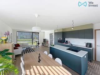 Moderne en lichtrijke nieuwbouwwoning met 3 slaapkamers, volledig afgewerkt en instapklaar.<br /><br />Indeling:<br /><br />Gelijkvloers: <br />Ruime inkomhal met gastentoilet<br />Praktische berging<br />Open leefruimte met volledig uitgeruste keuken + kookeiland<br />Aparte technische berging<br />Eerste verdieping:<br />nachthal, badkamer met inloopdouche, dubbele wastafel én bad, 3 volwaardige slaapkamers<br /><br />Extra troeven:<br /><br />Zonnige, ruime tuin <br />Carport + afgesloten ruime buitenberging<br />Energiezuinige nieuwbouw (A+)<br />Uitstekende verbinding naar Waregem en de autosnelweg.<br /><br />Ideaal voor wie snel wil verhuizen zonder zorgen, met nog ruimte voor afwerking naar eigen smaak.<br /><br />De vermelde prijs is een richtprijs. Elk bod onder, op en boven deze prijs wordt voorgelegd aan de eigenaar, die al dan niet kan aanvaarden. <br /><br />Slechts 2% registratierechten verschuldigd indien deze woning uw eerste en enige woning wordt;<br />Bij de aankoop is geen BTW meer verschuldigd.<br /><br />Nieuwsgierig om deze woning te ontdekken? Contacteer ons voor een bezoek ter plaatse!