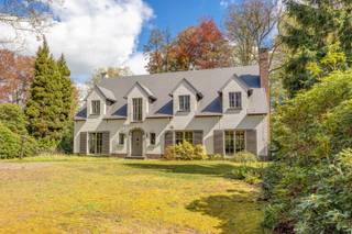 Op zoek naar ruimte, veelzijdigheid én een centrale ligging? Deze charmante villa in Schoten combineert comfortabel wonen met tal van mogelijkheden voor een zelfstandige activiteit of hobby.<br /><br />Bij het betreden van de woning wordt u verwelkomd in een ruime inkomhal die leidt naar de lichtrijke leefruimte, waar grote raampartijen een prachtig zicht bieden op de groene tuin. Aansluitend bevindt zich de functionele keuken, met directe toegang tot de kelder — ideaal voor extra opslag.<br /><br />Een absolute troef is de aparte bureauruimte met eigen inkomhal en gastentoilet, perfect ingericht voor een vrij beroep of praktijk aan huis, zonder in te boeten aan privacy.<br /><br />Op de verdieping zorgen vier volwaardige slaapkamers en twee badkamers voor optimaal comfort voor het hele gezin. De royale trappenhal vormt hier een echte eyecatcher en creëert een uitzonderlijk gevoel van ruimte en licht. Daarnaast beschikt de woning over een praktische bergzolder, bereikbaar via een zoldertrap.<br /><br />De fraai aangelegde tuin vormt een oase van rust en groen, met als extra troef een ruime dubbele garage. Deze biedt tal van mogelijkheden: van klassieke garage tot werkplaats of bijkomende praktijkruimte.<br /><br />Kortom: een veelzijdige villa met uitzonderlijk potentieel, ideaal gelegen in het hart van Schoten.