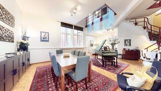 <p>Ideaal gelegen in de Sint-Katelijnewijk, dichtbij talrijke winkels, op de 1e verdieping van een modern gebouw van 2000, bieden wij u dit prachtige appartement van 202m2+ terras. Het biedt een inkomhal met vestiaire en apart toilet, ruime lichtrijke woonkamer (75m2), halfopen, volledig uitgeruste keuken en terras. Boven, nachthal, 2 slaapkamers (19 en 14m2), douchekamer met WC, master-suite (20m2) met badkamer en WC. Kelder. EPC: D. Dit appartement zal u bekoren met zijn goede locatie, uitzonderlijke woonkamer en privé buitenruimte! Een bezoek is een must!</p>