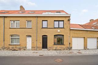 Pal in het centrum van Diksmuide, op wandelafstand van winkels, horeca en andere voorzieningen, bevindt zich deze totaal gerenoveerde woning met 3 slaapkamers en gezellige stadstuin.<br /><br />INDELING:<br /><br />Kelder: Ruime kelder.<br /><br />Gelijkvloers: Inkomhal, apart toilet, lichtrijke leefruimte met open en volledig ingerichte keuken, eetplaats en toegang tot de gezellige stadstuin.<br /><br />1e verdieping: Nachthal, twee ruime slaapkamers en ingerichte badkamer met ligbad, inloopdouche en lavabomeubel.<br /><br />2e verdieping: Nachthal, berging/technische ruimte en derde slaapkamer.<br /><br />Troeven:<br />- Centrale ligging in hartje Diksmuide<br />- Totaal gerenoveerd en instapklaar<br />- EPC-label A<br />- 8 zonnepanelen<br />- Lucht/lucht-warmtepomp voor verwarming én airconditioning<br />- PVC-schrijnwerk met hoogrendementsbeglazing<br />- Extra: de trap wordt nog volledig geschilderd en verder afgewerkt.<br /><br />Energiezuinig, volledig gerenoveerd en instapklaar wonen in hartje Diksmuide? Deze woning heeft het allemaal!<br /><br />Benieuwd? Ontdek deze woning alvast via de 360° virtuele tour en ervaar zelf de indeling: https://my.matterport.com/show/?m=JyNSW4CsJA5<br /><br />Meer info: www. vastgoedvanoverschelde.be