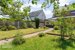 Bent u op zoek naar een solide basis om uw eigen woondroom te realiseren?<br /><br />Deze ruime gezinswoning, gelegen in een rustige en aangename woonbuurt in Vosselaar, biedt een uitstekende opportuniteit! De woning is traditioneel en zeer degelijk gebouwd, en vormt de ideale basis om volledig naar uw eigen hand te zetten!<br /><br /><strong>De indeling van dit potentieel:</strong><br /> 
<ul>
	<li><span><strong>gelijkvloers:</strong> </span></li>
</ul>
U komt binnen in een centrale inkomhal die toegang biedt tot een lichte woonkamer. Achteraan de woning bevindt zich een ruime eetplaats die fungeert als het hart van de woning. Vanuit hier bereikt u de lichtrijke veranda, die een heerlijk zicht biedt op de tuin. Verder vindt u op het gelijkvloers de keuken, een badkamer met douche en een apart gastentoilet. De inpandige garage en de praktische kelder zorgen voor de nodige extra ruimte.<br /> 
<ul>
	<li><span><strong>verdieping:</strong> </span></li>
</ul>
Boven vindt u een centrale nachthal die uitgeeft op drie volwaardige, ruime slaapkamers, waarvan er een voorzien is van een handige kastenwand. Daarnaast beschikt deze verdieping over een tweede badkamer, uitgerust met een ligbad, lavabo en toilet. Handig om weten is dat alle ramen hier voorzien zijn van elektrisch bedienbare rolluiken.<br /> 
<ul>
	<li><span><strong>zolder:</strong> </span></li>
</ul>
Via een uitschuifbare trap bereikt u de netjes afgewerkte zolderverdieping. Deze ruimte biedt potentieel: met het plaatsen van een vaste trap creëert u hier eenvoudig een extra (slaap)kamer, hobbyruimte of thuiskantoor.<br /><br /><strong>Buitenleven:</strong> De woning is gelegen op een perceel van 513m² en beschikt over een aangename, diepe achtertuin. Of u nu droomt van een strak terras of een weelderige groene oase, hier heeft u alle ruimte om uw tuinwensen waar te maken.<br /><br /><strong>De locatie:</strong> Vosselaar is een uiterst gegeerde woongemeente. U woont hier op een rustige locatie, terwijl u geniet van een uitstekende bereikbaarheid: scholen, winkels, openbaar vervoer en de aansluiting naar de snelweg liggen vlakbij.<br /><br />Wenst u meer informatie over de mogelijkheden of plant u graag een bezoek in om de ruimtes zelf te ervaren? Aarzel niet en contacteer <strong>ARES vastgoed- &amp; landmeetbureau</strong> te Beerse. Wij staan klaar om u te begeleiden bij deze nieuwe stap!<br /> 