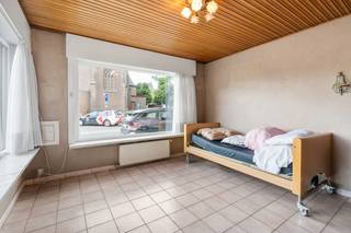 <p>Te koop: verrassend ruime gesloten woning in het centrum van Ooigem, met garage en aparte studio.</p>
<p> </p>
<p>Deze woning uit 1968 biedt heel wat ruimte, ideaal voor wie comfortabel wil wonen in het hart van de gemeente. Dankzij de centrale ligging zijn winkels, scholen en invalswegen vlot bereikbaar. De aparte studio in de woning biedt extra mogelijkheden, bijvoorbeeld voor een zelfstandige activiteit, gastenverblijf of tienerkamer.</p>
<p> </p>
<p>Belangrijkste ruimtes:<br />• Gezellige woonkamer<br />• Functionele keuken toegang tot de koer<br />• Vier slaapkamers, waarvan één in de aparte studio<br />• Twee badkamers<br />• Garage met directe toegang tot de woning<br />• Berging en zolder voor extra opslagruimte<br />• Tuin (70 m²) met privacy</p>
<p> </p>
<p>Troeven:<br />• Verrassend ruime woning met flexibele indeling<br />• Centrum ligging met garage<br />• Aparte studio in de woning</p>
<p> </p>
<p>Neem vandaag nog contact op met je ERA-makelaar voor een bezoek.</p>
<p> </p>
<p>JOUW DROOMHUIS. ZO GEVONDEN!</p>