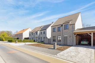 Welkom in deze prachtige, energiezuinige woning. Hier woon je niet alleen in een huis, maar in een stijlvolle thuis die tot in de puntjes is...