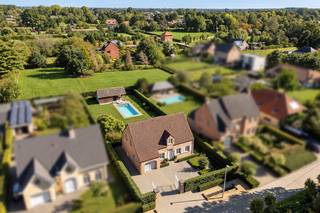 <span>Met gepaste trots stellen wij u deze uitzonderlijke woning voor op toplocatie te Emblem. Heerlijk rustig gelegen, is deze woning absolute topklasse in zijn segment. Dit unieke eigendom beschikt onder andere over een prachtig perceel van 1035 m2, een verwarmd zwembad, een stijlvol poolhouse, een knappe orangerie en een gunstig EPC. <br /><br />Qua locatie is het landelijke karakter van Emblem een fantastische troef. Fietstochten kunnen zo in de achtertuin beginnen! <br /><br />Deze schitterende woning werd in 2003 voor de huidige eigenaars getekend en gebouwd, met een duidelijke klemtoon op gebruikte materialen en contact met de knappe tuin. De woning werd sindsdien altijd met veel liefde onderhouden. Onderaan "documenten & plannen" kan u de grondplannen alsook het EPC terugvinden. <br /><br />Gelijkvloers: ruime inkomhal met gastentoilet, living met gashaard, open en volledig ingerichte keuken, knappe orangerie (2011), bureau, berging, garage incl aansluiting was/droogmachine<br /><br />Eerste verdieping: 4 slaapkamers waarvan er 3 beschikken over ingemaakte kasten, badkamer met zowel bad als douche, uitklapbare trap richting de zolder<br /><br />Qua buitenruimte is dit absoluut een pareltje, de zeer goed onderhouden tuin met verwarmd zwembad doet vanzelfsprekend wegdromen. Onvergetelijke zomeravonden gegarandeerd! <br /><br />Troeven:<br /><br />- Oprit + garage<br />- Zeer goed onderhouden<br />- 4 slaapkamers + bureau<br />- Verwarmd zwembad (2013) + poolhouse<br />- Knappe orangerie (bijgebouwd in 2011)<br />- Rolluiken + vliegenramen<br />- Alarmsysteem<br />- Conforme elektriciteit<br />- Regenwaterput<br />- EPC B label<br /><br />Kortom, een instapklare droomwoning waar u met alle comfort van kan genieten!<br /><br />Bent u benieuwd naar deze unieke kans en wenst u graag eens te komen kijken? Voor meer info of een bezoek ter plaatse kan u contact opnemen met Jakob via jakob@reds.be of op 0483 488 249</span>