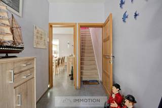 Deze charmante woning werd gerenoveerd in 2012 en biedt alles wat u nodig heeft voor een aangenaam gezinsleven.Vanuit de hal wordt u verwelkomd in...