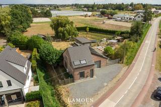 <p>Op een geweldige locatie in het groene Sint-Katelijne-Waver vinden we deze energiezuinige, vrijstaande woning.</p><p>De ruime woonkamer en de open keuken staan in direct contact met de tuin. Van hieruit kijkt u over de achterliggende weilanden en op de uitzonderlijk mooie treurwilg.<br />Via de gang komen we dan in de eerste ruime slaapkamer, ook met uitzicht over de tuin.<br />Daarnaast hebben we de volledig uitgeruste badkamer: ligbad, douche, toilet en dubbele wastafel zijn aanwezig. Hierdoor kunnen u en uw gezin genieten van alle comfort. Boven vinden we vervolgens drie volwaardige slaapkamers .<br />Tot slot geniet het pand nog van een ruime inpandige garage, waar u verschillende richtingen mee uit kan.</p><p>De ruime tuin voorziet nog een extra garage, die eventueel ook als hobbyruimte kan dienen. Het mooie prieel is daarnaast uitermate geschikt om te genieten van de groene omgeving: er is zelfs een ruimte voorzien voor diertjes.</p><p>Alle troeven op een rijtje:<br />- Ruime woning met 4 slaapkamers<br />- Gunstig EPC: 27 zonnepanelen, thuisbatterij en een warmtepomp<br />- Geweldige tuin in groene omgeving<br />- Dichtbij de R6 waardoor u in no-time in Mechelen, Antwerpen of Brussel bent.</p><p>Bekijk zeker de virtuele rondleiding!</p><p>Interesse in dit pand of benieuwd naar onze verkoopstrategie voor uw woning? Plan zeker een afspraak in via info@lamoen.net of 03 375 60 99 <br />Bodemattest, Asbestattest, Keuringen aanwezig. Stedenbouwkundige info beschikbaar. Geen herstelvordering opgenomen in het maatregelenregister. Overstromingsgevoeligheid: P- score D en G-score D. </p>
