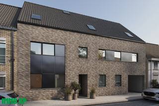 Gelijkvloers appartement te koop in residentie 'OLMSEBAAN'.<br /><br />Ontdek dit gelijkvloers appartement met ruim terras in de nieuwe residentie ‘OLMSEBAAN’. De indeling omvat een inkomhal, twee comfortabele slaapkamers, een moderne badkamer, een apart toilet, een praktische berging/wasplaats, een ruime en lichtrijke woonkamer met open keuken.<br /><br />Het gebouw is uitgerust met een lift en biedt diverse parkeermogelijkheden aan de rechterzijde van het gebouw: autostaanplaatsen, carports en garages zijn apart aan te kopen.<br /><br />De appartementen worden opgetrokken met ecologisch verantwoorde materialen en voldoen aan de BEN-norm (Bijna-EnergieNeutraal) met een E-peil lager dan 30. Hiervoor worden ze uitgerust met milieuvriendelijke technieken.<br /><br />Centraal gelegen op wandelafstand van het centrum, met een vlotte verbinding naar in- en uitvalswegen.<br /><br />Verkoop onder BTW-stelsel, mogelijkheid tot toepassing van het 6% btw-tarief. Een ideale opportuniteit, zowel voor starters als voor investeerders.<br /><br />De afgebeelde beelden en materialen zijn bedoeld ter inspiratie en kunnen afwijken van de definitieve oplevering.<br /><br />Voor meer informatie of een bezoek ter plaatse, kan u contact opnemen met IMMO SP via 014 59 10 20 of mailen naar jill@immosp.be. Benieuwd naar de waarde van uw eigen woning? Vraag vrijblijvend een gratis verkoopanalyse aan – wij helpen u graag verder!