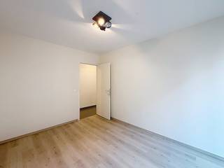 Op de zesde verdieping van de moderne Residentie Nieuw Brugge bevindt zich dit lichtrijke en instapklare appartement. Dankzij de centrale ligging aan de Frank Van Ackerpromenade geniet u van een uitstekende bereikbaarheid en alle comfort van een recente nieuwbouw.Het appartement beschikt over een aangename leefruimte met een open keuken, die volledig is uitgerust met alle modern comfort, inclusief een vaatwasmachine en vernieuwde kookplaat. Direct aansluitend aan de woonkamer vindt u een leuk terras, ideaal om te ontspannen en te genieten van het uitzicht.De badkamer is functioneel ingericht met een douche, een toilet en een badkamermeubel met wastafel. Daarnaast is er een praktische berging aanwezig in het appartement, wat zorgt voor de nodige extra opslagruimte en aansluitingen voor huishoudelijke apparaten.Indeling: 6°V.: Inkomhal - woonkamer met open keuken - terras - slaapkamer - badkamer met douche en toilet - berging.Algemeen:Huurprijs: € 775,00/maand + € 75,00/maandOnmiddelijk beschikbaarDe snelste manier om een bezoek te brengen aan deze woning? Vraag je bezoek aan via de roze knop op onze website (www.dewaele.com) en je wordt gecontacteerd door onze verhuurexpert.