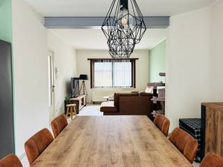 Dit gezellige duplex-appartement is gelegen in een <strong>kleine residentie met slechts twee appartementen</strong>, waardoor het een rustige woonomgeving biedt. Het appartement bevindt zich <strong>op wandelafstand van de pittoreske kaai</strong>, perfect voor heerlijke wandelingen langs het water.<br /><br /><strong>Indeling:</strong><br />Bij binnenkomst via de inkomhal vinden we een gastentoilet en toegang tot de ruime woonkamer met open keuken. De open indeling zorgt voor een lichtrijke en aangename leefruimte. Een trap leidt naar de bovenverdieping, waar zich twee ruime slaapkamers bevinden, samen met een praktische berging. De badkamer is uitgerust met een douche, lavabo en toilet, wat zorgt voor optimaal comfort.<br /><br /><strong>Parkeren:</strong><br />Parkeren is mogelijk in de straat, wat het appartement extra praktisch maakt.<br /><br /><strong>Beschikbaarheid:</strong><br />Het appartement is beschikbaar vanaf 1 september 2026.<br />Een ideaal appartement voor wie op zoek is naar een rustige en ruime woning in een aantrekkelijke locatie. Neem gerust contact met ons op voor meer informatie of om een bezichtiging in te plannen!