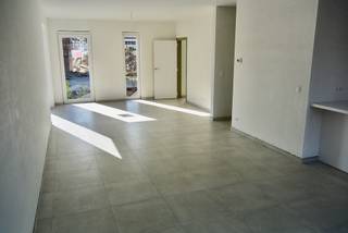 Nieuwbouwwoning in een nieuw woonproject met 5 slaapkamers !Inkom , apart toilet , woonkamer met open keuken , berging . Verdiep : Nachthal , 4...
