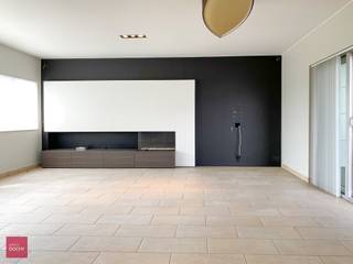 Uniek wonen. Aparte gelijkvloerse inkomhall met garage en berging; op verdiep bevindt zich een ruime lichtrijke living met haard, ingerichte keuken, 3 slaapkamers, badkamer. Men geniet van een heel groot privaat terras met overdekte verwarmde bar. Instapklaar. Geen syndiek.