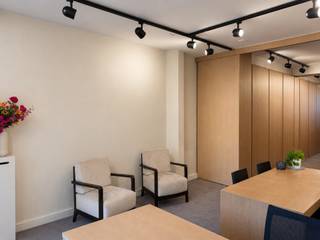 Kantoorruimte te huur in het gezellige dorp van Schilde – ca. 80 m²<br /><br />Bent u op zoek naar een representatieve en instapklare kantoorruimte met grote kelder? <br />Deze moderne kantoorruimte van circa 80 m² biedt een stijlvolle en professionele werkomgeving.<br /><br />De ruimte kenmerkt zich door een hoogwaardige afwerking met warme houten elementen, moderne verlichting en een rustige, luxe uitstraling. Dankzij de praktische indeling is het kantoor geschikt voor diverse doeleinden en biedt het ruimte voor meerdere werkplekken, een vergaderomgeving en een comfortabele ontvangsthoek.<br />Keuken, toilet en bergruimte zit allemaal netjes achter de kastenwanden. <br /><br />Bijzonderheden:<br /><br />* Circa **80 m² kantoorruimte**<br />* Moderne en hoogwaardige uitstraling<br />* Instapklaar<br />* Representatieve ontvangst- en werkruimte<br />* Praktische indeling<br />* Sfeervolle houten afwerking<br />* Moderne railverlichting<br />* Geschikt voor diverse zakelijke doeleinden<br />* Ruime kelder<br /><br />Een ideale locatie voor ondernemers en bedrijven die op zoek zijn naar een professionele werkplek met een moderne en verzorgde uitstraling.<br /><br />Interesse? Neem gerust contact op voor meer informatie of een bezichtiging: nanou@reds.be - 03 227 58 58