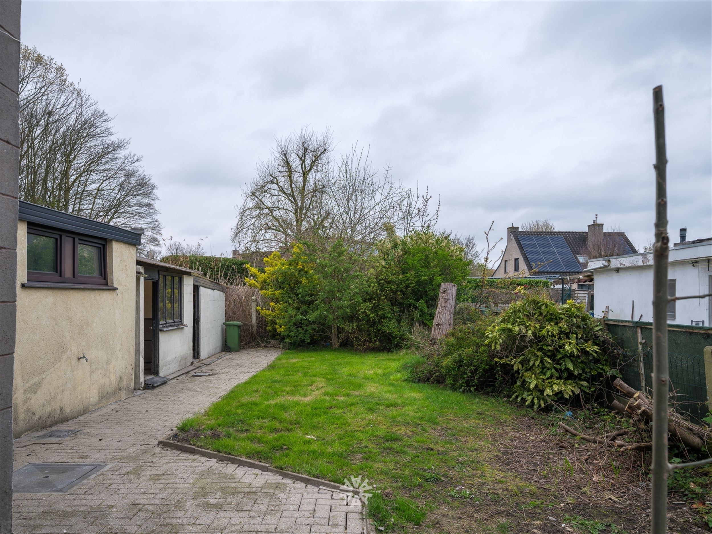 Te renoveren halfopen woning  in doodlopende straat met ontwikkelingsmogelijkheden - foto 2