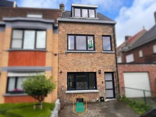 Op prachtlocatie, karaktervol woonhuis die door jammerlijke onkunde van aannemer een aantal duidelijk opgelijste aanpassingen (met raming van de werken) zal moeten ondergaan, al zijn er best wat zaken die wel in orde zijn. De zonder aanvraag betegelde oprit van het huis, die moet nu als voortuin aangelegd worden, regularisatiedossier op inbreuk werd goedgekeurd, en moet uitgevoerd worden. De indeling van de ruimtes is bijzonder praktisch: een inkom- en traphal met een gastentoilet, een leefruimte die kan gescheiden worden door moderne deur (zwartmetaal met glasverdeling) van de eetplaats annex keuken, met daarnaast een berging die eventueel ook als bureau'tje kan dienst doen. Op de in binnentuin (momenteel in terrastegels, hier kan gerust wat meer groen gecreërd worden) is het bijzonder aangenaam toeven. Onderkelderd. Op eerste verdieping is er een nachthal, een badkamer (met apart washok) voorzien van stand-alone ligbad, dubbele wastafel met onderkast, en een inloopdouche. Vooraan is er een ruime kamer met dressing room divider. Op de tweede verdieping zijn er nog twee middelgrote slaapkamers. De voleiken parket boven is op heel wat plaatsen te dicht op elkaar gelegd en steekt hierdoor op, maar kan prima gerecupereerd worden. CV op aardgas (condensatie), elektriciteit met domotica.<br />Wij begeleiden u graag transparant en open in hetgeen moet gebeuren, en hier is zeker een budget voor nodig, maar wij zijn overtuigd dat de goed opgelijste bouwtechnische gebreken niet onoverkomelijk hoeven te zijn. De prijs is scherp gesteld rekening houdend dat er voldoende budget kan gespendeerd worden om alles piekfijn in orde te krijgen. Het is een opportuniteit om een woning in de erg gegeerde parochie van Christus-Koning te verwerven. Laat de werken u niet afschrikken, daarvoor heeft het huis teveel troeven. Informeer vrijblijvend via e-mail thierry@puurvastgoed.be en plan een bezoek!