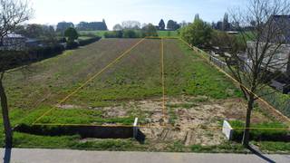 Zoekt u een centraal gelegen bouwgrond met gunstige zuidwest oriëntatie, vlotte bereikbaarheid en groen zicht achteraan? Dan zal deze u zeker en vast bekoren!
Deze bouwgrond bevindt zich op de verbindingsweg N9 te Affligem nabij winkels/warenhuizen, openbaar vervoer en op 7min van het op- en afrittencomplex Affligem en Ternat. Deze is geschikt voor halfopen bebouwing of samenvoegbaar met lot 2 voor open bebouwing. Volgend volume mag gebouwd worden: Lot 1 - gelijkvloers 7m breedte op 15m diepte = 105m² - op de verdieping 7m breedte op 12m diepte = 84m² (totaal van 189m²) met nog mogelijkheid tot inrichten zolder. Alle dakvormen zijn toegestaan met een helling tussen 0° en 55°. De kroonlijsthoogte bedraagt max. 6,50m, de nokhoogte van het hellend dak max. 5m. Een terras op de eerste verdieping is niet toegestaan. Inpandige garages zijn toegelaten, alsook een bijkomende carport van max. 20m² langs de woning. Voor verdere info aarzel niet ons te contacteren via affligem@immoaccenta.be.