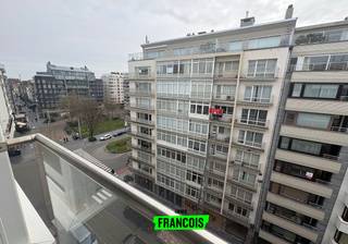 Zeer ruim en centraal gelegen appartement te huur in Oostende<br /><br />Op een topligging in Oostende, vlakbij het Marie-Joséplein en op wandelafstand van het strand, winkels en openbaar vervoer, bevindt zich dit bijzonder ruim en lichtrijk appartement op de zevende verdieping van een rustige residentie.<br /><br />Het appartement beschikt over een aangenaam balkon en een terras, ideaal om te genieten van de buitenlucht. Binnenin valt meteen de uitzonderlijke ruimte in elke kamer op. De leefruimte is zeer royaal en biedt tal van inrichtingsmogelijkheden. De volledig uitgeruste keuken is praktisch ingericht en voorzien van alle nodige toestellen.<br /><br />Verder zijn er twee volwaardige slaapkamers, perfect voor een koppel, klein gezin of wie extra ruimte wenst. De badkamer en overige ruimtes zijn eveneens comfortabel en ruim ingericht met o.a. inloopdouche.<br /><br />Het appartement zelf beschikt over heel wat ingemaakte kasten en in de kelderverdieping vindt u nog een privatieve berging. <br /><br />De huurprijs bedraagt 850€ + 50€ algemene kosten en voorschot voor verbruik warm water, water en verwarming 90€/maand. <br /><br />