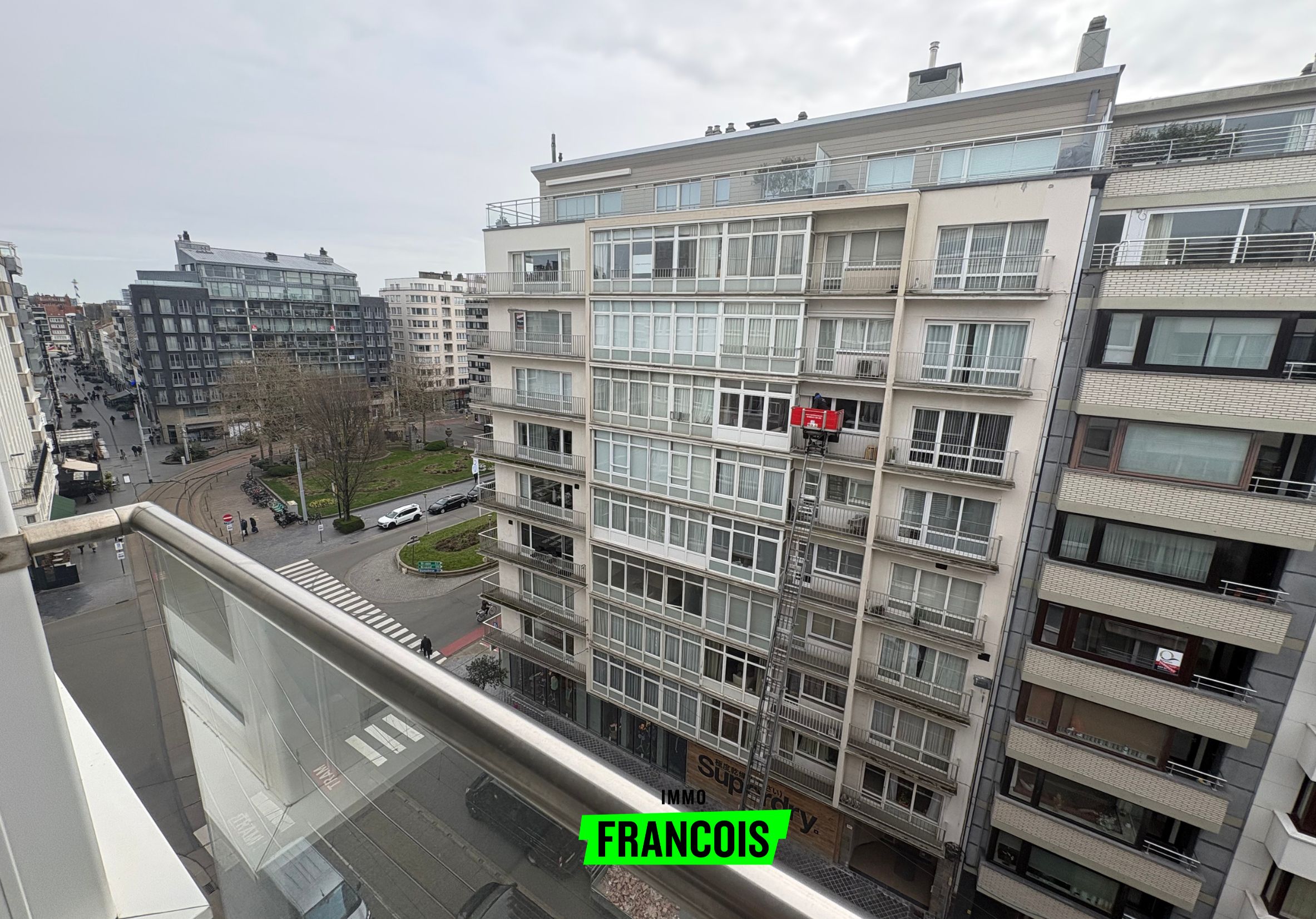 Erg ruim en recent gerenoveerd appartement te huur op de zevende verdieping te Koningsstraat Oostende! - foto 1