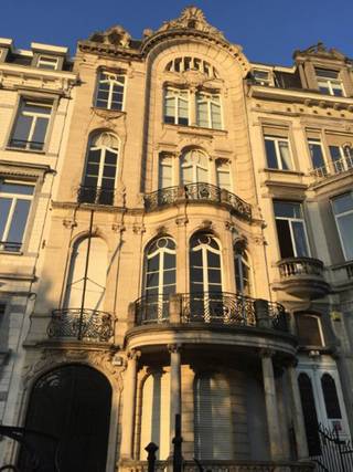 Kantoren te huur in subliem herenhuis aan de Tervurenlaan. Gebouw bestaat uit 6 verdiepingen, met elke verdieping + - 150m² aan kantoorruimte. Locatie voor archieven en parkeergelegenheid beschikbaar. Gemakkelijk bereikbaar met het openbaar vervoer, gelegen vlakbij metrohalte Merode.<br /><br />Parking beschikbaar.<br />Archieven beschikbaar.