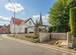 <strong>CHARMANTE , BETAALBARE WONING</strong> met lichtrijke leefruimtes en <strong>PRIVATE PARKEERPLAATS</strong> aan het <strong>DORPSPLEIN VAN SINT-GORIKS-OUDENHOVE</strong>. Deze woning onderging reeds in <strong>2021</strong> enkele renovatiewerken, zo is het voorzien van dubbe<strong>LE BEGLAZING, NIEUWE CONDESATIEKETEL EN DAKISOLATIE</strong>. Bij het binnenkomen wordt u verwelkomd in de gezellige woonkamer, die naadloos overgaat in de <strong>INGERICHTE KEUKEN</strong>. Verder vindt u op het gelijkvloers een <strong>MODERNE BADKAMER</strong> en handige wasplaats/berging. Op de eerste verdieping bevinden zich <strong>DRIE SLAAPKAMERS, EXTRA OPEN BUREAURUIMTE</strong> en tweede toilet met bergruimte. De <strong>ZUIDGERICHTE BUITENRUIMTE MET TUINBERGING</strong> vormt een heerlijk verlengstuk van de leefruimte en leidt rechtstreeks naar de private parkeerplaats, wat zorgt voor extra comfort. Gelegen in een <strong>RUSTIGE STRAAT AAN HET PITTORESKE DORPSPLEIN</strong> van deze deelgemeente van Zottegem, geniet u hier van het beste van twee werelden: <strong>LANDELIJKE CHARME EN EEN VLOTTE BEREIKBAARHEID.</strong><br /><br />Adres: Kruiswaterplein 19 te Sint-Goriks-Oudenhove (Zottegem)<br /><br />G-score en P-score A, Geen renovatieverplichting van toepassing