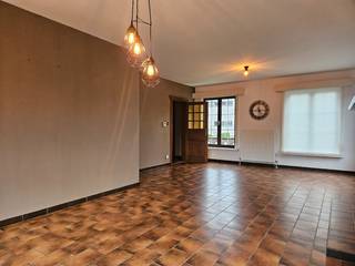 BEZOEK AANVRAGEN ENKEL MOGELIJK VIA VOLGENDE LINK: https://verlinden.mijnhuurprofiel.be/property/82b12801-b9f6-43e0-a008-be2193c110a5<br /><br />Deze woning is rustig gelegen in Mol-Heidehuizen doch dichtbij een (lagere) school, supermarkt en met een vlotte verbinding naar Mol-Centrum en omliggende gemeenten.<br /><br />Via de inkomhal kom je in de ruime leefruimte die opgedeeld is in een zit- en eethoek.<br />De keuken is voorzien van een kookplaat, afzuigkap, spoeltafel, betegeld aanrecht en voldoende opbergruimte. <br />Verder vind je op het gelijkvloers nog een toilet, wasplaats en bergruimte.<br /><br />De nachthal geeft toegang tot 2 slaapkamers en de betegelde badkamer met lavabo, douche en toilet. <br /><br />Verder beschikt de woning over een gezellige tuin met garage.<br /><br />Huurprijs: € 950/maand | beschikbaar: 01/03/2026 | EPC: 229 kWh/m² (label C)