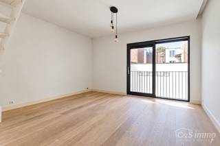Ontdek dit knappe en lichtrijke duplexappartement in het hart van Sint-Andries, één van de meest geliefde buurten van Antwerpen. Gelegen in een rustige straat vlak achter de gezellige Sint-Andriesplaats, met leuke adresjes zoals Bar Pilon, Beestenbos en tal van winkels en horecazaken op wandelafstand.<br /><br />Op zoek naar een instapklaar appartement met ruimte, licht én de nodige privacy? Dan is dit duplexappartement zeker een bezoek waard.<br />Via een privatief trappenhuis, met een handige tussenverdieping die extra opbergruimte biedt, bereikt u het appartement. De ruime woonkamer op parket sluit mooi aan op de grote keuken en eetruimte. Aansluitend bevindt zich nog een praktische berging. Bij de inkom is bovendien een apart gastentoilet voorzien.<br />De trap brengt u naar de bovenverdieping, waar zich twee ruime slaapkamers bevinden. De master bedroom beschikt over ingebouwde kasten. Centraal ligt de badkamer, uitgerust met een bad-douchecombinatie, toilet en lavabo. Samen met de nachthal zorgt deze indeling voor een aangename scheiding en extra privacy tussen beide slaapkamers.<br />Een fietsenstalling is eveneens aanwezig.<br />Een ruim en lichtrijk duplexappartement op een rustige locatie, midden in het bruisende Sint-Andries.<br />Parkeren kan gratis zowel op straat als in de buurtparkings.