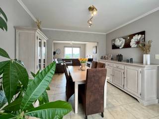 Bent u op zoek naar een ruime woning met veel lichtinval, comfortabele leefruimtes en praktische indeling? Dan zal deze charmante en perfect onderhouden gezinswoning u meteen weten te bekoren.<br />Via de inkomhal met gastentoilet komt u terecht in de royale leefruimte met eet- en zithoek met zicht op de tuin en het terras met buitenberging, wat zorgt voor een aangename verbinding tussen binnen en buiten.<br />De afzonderlijke keuken beschikt over een ruime zithoek met sfeervolle gashaard — de ideale plek om gezellig samen te komen met familie.<br />Verder biedt de woning een dubbele garage, een grote wasplaats, een extra toilet, een inloopdouche en een multifunctionele berging die kan dienen als bureau, eveneens met uitzicht op de tuin. Op de 1ste verdieping bevinden zich 3 slaapkamers, waaronder één met dressing. De moderne badkamer is uitgerust met een lavabo, inloopdouche en toilet. Daarnaast is er een eerste zolderruimte die volledig werd ingericht als gezellige leefruimte met open keuken. Vanuit deze duplex is er toegang tot een fantastisch, volledig afgesloten dakterras(36 m²) — een unieke troef waar u in alle privacy kan ontspannen.<br />Vanuit deze duplex bereikt u een extra slaapkamer en een badkamer met douche, lavabo en toilet. De 2de verdieping biedt nog 2 extra slaapkamers, ideaal voor een groot gezin, hobbyruimte of logeerkamers. Deze woning combineert ruimte, comfort en flexibiliteit op een uitstekende manier en biedt tal van mogelijkheden voor grote gezinnen, zelfstandigen of wie wonen en werken wil combineren. <br />Extra troeven<br />• Zeer ruime en veelzijdige woning<br />• Mogelijkheid tot kangoeroewonen<br />• Dubbele garage<br />• Grote leefruimtes met veel lichtinval<br />• 6 slaapkamers<br />• 3 badkamers/2 keukens<br />• Afgesloten dakterras van 36 m²<br />• Bureau met zicht op de tuin<br />• Extra inrichtbare zolder en droge kelder<br />• Rustig achteruitzicht<br />• Ideale ligging op slechts 1 km van een groot treinstation en verschillende scholen<br />Bij interesse contacteer Kristien: 0475 496218