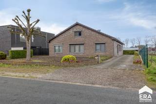 Te koop: rustig gelegen gezinswoning in de Schoolstraat, op een ruim perceel van maar liefst 15 a 13 ca in Lommel, op korte afstand van...