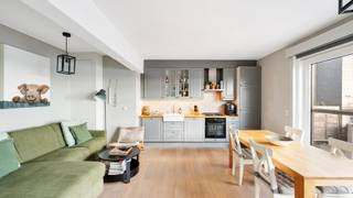 Schitterend dakappartement met één slaapkamer en extra grote zonneterrassen aan de jachthaven van Zeebrugge. De ganse dag genieten in de zon en van het uitzicht over de boten in de jachthaven. Vlotte verbinding met de tram/auto/fiets naar Knokke-Heist en Blankenberge.<br /><br />Indeling: inkomhal met ingebouwde vestiairekast, een gezellige leefruimte met directe toegang tot het ruim zonneterras. Verder een open keuken die voorzien is van alle toestellen, één grote slaapkamer, een ingerichte badkamer met lavabo en douche, een gastentoilet en een berging met aansluiting voor wasmachine en droogkast.<br /><br />De ramen werden recent vernieuwd naar hoogrendementsglas en er is een blanco elektriciteitskeuring. De mooie terrassen zijn uniek. <br /><br />Na de isolatie van het gemeenschappelijke dak vervalt de renovatieplicht. De kosten hiervoor worden verdeeld onder alle mede-eigenaars van de residentie. De renovatie werd al meermaals besproken met de VME. Na het isoleren van het dak bekomt het pand een label C (mits plaatsen 12cm PUR isolatie).<br /><br />Op het gelijkvloers een gemeenschappelijke fietsenberging en afvallokaal. Er is de mogelijkheid om in het gebouw een gemakkelijk toegankelijke dubbele garagebox aan te kopen.<br /><br />Bezoek sterk aanbevolen!<br /><br />Bezoeken? Graag na afspraak met Willem Cauwels op 050/89.27.70
