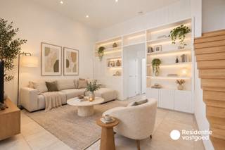 Herenhuis met handelsruimte &amp; wellness in Nieuwpoort-Stad<br /><br />In het centrum van Nieuwpoort-Stad bevindt zich dit gerenoveerde herenhuis (2015) met handels-/kantoorruimte, 4 slaapkamers en een bewoonbare opp. van 254 m². De woning beschikt over een lichtrijke leefruimte, volledig uitgeruste keuken met BOSCH-toestellen, luxueuze wellnessruimte (sauna, jacuzzi, inloopdouche) en 2 terrassen (± 36 m²).<br /><br />De vermelde prijs is een richtprijs. Elk bod, hoger of lager dan deze prijs wordt voorgelegd aan de eigenaar, die zich het recht voorbehoudt om dit te aanvaarden of te weigeren.<br /><br />Energiezuinig met EPC B, hoogrendementsglas, dak- en muurisolatie en geen renovatieplicht. Ideaal voor wie wonen en werken wil combineren op een topligging aan de kust.<br /><br />📞 Contacteer ons voor meer info of een bezoek.<br /><br />Neem voorsprong met een vrijblijvende en gratis schatting van uw eigendom via:<br />http://www.residentievastgoed.be/gratisonlineschatten<br /><br />(Ref. NI27013)