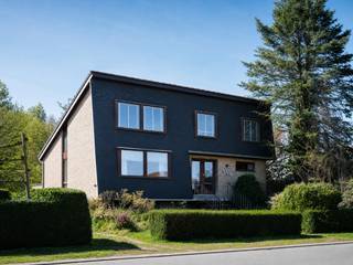 <strong>Mid-century modern villa (BVO: 262m²) met vier slaapkamers, verdeeld over drie niveaus, gelegen op een groen perceel van 2.335 m² in Lievegem.</strong><br /> <br />Gelegen in een <strong>rustige, doodlopende straat</strong>, te midden van uitgestrekte velden, past deze woning met haar uitgesproken <strong>modernistisch karakter</strong> zowel letterlijk als figuurlijk perfect in het rijtje. Hier gaan <strong>vintage architectuur en landelijke rust</strong> hand in hand.<br /><br />De woning, die te renoveren is, werd licht verhoogd gebouwd en geniet daardoor van een <strong>sterke binnen-buitenbeleving</strong>. <strong>Authentieke elementen </strong>zoals<strong> houten plafonds, heldere patronen </strong>en<strong> retrodetails </strong>blijven behouden en vormen de basis voor een <strong>karaktervol geheel met toekomstpotentieel.</strong><br /><br />De nabijheid van winkels, scholen en de dorpskern maakt dit tot een praktische uitvalsbasis, <strong>op slechts 20 minuten van het centrum van Gent.</strong><br /><br />De woning is opgebouwd volgens het bel-etageprincipe. Via de centrale inkomhal met een <strong>karaktervolle draaitrap</strong> ontvouwt zich het hoofdvolume van de woning. De <strong>woonkamer</strong> en <strong>eetkamer</strong> vormen <strong>één open geheel rond de</strong> <strong>haard</strong> en genieten dankzij de grote raampartijen van een directe relatie met de achterliggende tuin.<br /><br />Centraal bevindt zich de <strong>keuken</strong>, uitgewerkt tot in de nok, wat het ruimtelijk gevoel versterkt. Op dit niveau bevinden zich verder een <strong>slaapkamer</strong>, een <strong>badkamer</strong> en een <strong>apart gastentoilet</strong>.<br /><br />Op de <strong>eerste verdieping</strong> bevinden zich <strong>drie volwaardige slaapkamers</strong> en een <strong>nachthal met apart toilet</strong>.<br /><br />De <strong>kelderverdieping</strong> biedt bijkomende mogelijkheden met <strong>drie multifunctionele ruimtes en een ruime inpandige garage.</strong><br /><br /><strong>Kortom, de uitzonderlijk rustige, groene en residentiële ligging vormt een absolute troef, op een perceel van deze omvang dat vandaag nog zelden te vinden is.</strong>