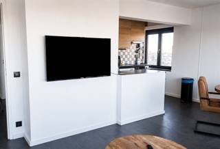 <p>Op de <strong>11e verdieping</strong> van een verzorgd gebouw aan de Turnhoutsebaan 461 in Antwerpen bevindt zich dit <strong>volledig gerenoveerde en instapklare appartement</strong> met twee slaapkamers. Dankzij de hoge ligging geniet u vanuit de lichtrijke woonkamer van een prachtig, weids uitzicht op het groen van het Rivierenhof, letterlijk aan de overkant van de straat. Het aansluitende balkon vormt de ideale plek om in alle rust van dit uitzicht te genieten.</p><p>De woonkamer sluit naadloos aan op de open, volledig uitgeruste keuken. Verder beschikt het appartement over <strong>twee slaapkamers</strong>, waarvan één momenteel is ingericht als aparte jacuzziruimte. Wie de jacuzzi wenst te behouden, kan deze tegen een afzonderlijke prijs overnemen. Daarnaast zijn er een verzorgde badkamer en een apart toilet aanwezig.</p><p>Het appartement werd grondig gerenoveerd en beschikt over een nieuwe vloer, vernieuwde elektriciteit die conform de keuring is en nieuwe ramen, geplaatst in 2024. Het EPC-attest dateert van voor deze uitgevoerde werken. </p><p>Een eigen autostaanplaats is beschikbaar en kan afzonderlijk worden aangekocht voor € 10.000,00, boven op de vraagprijs.</p><p>Ook <strong>interessant als investering</strong>: het appartement kan optioneel worden overgenomen als volledig ingerichte en operationele Airbnb-investering. Hierbij neemt u de volledige inboedel, de verhuuragenda en de bestaande boekingen over. De verhuuractiviteit behaalt een bezettingsgraad van 95% en een score van 4,95/5 op basis van 255 recensies. De accommodatie heeft bovendien de statussen Superhost en Favoriet van gasten, met 96% vijfsterrenrecensies en maximale scores voor netheid, nauwkeurigheid en communicatie. Daarnaast is de accommodatie geregistreerd bij Toerisme Vlaanderen en wordt de toeristenbelasting afgedragen.</p><p>Extra troeven:<br />- EPC: 210 kWh/m² (C-score → GEEN renovatieverplichting)<br />- Perceelscore A, gebouwscore A<br />- Niet gelegen in (mogelijk) overstromingsgevoelig gebied, noch in afgebakend overstromingsgebied of risicozone<br />- Bestemming: stedenbouwkundige informatie en maatregelenregister in aanvraag.</p><p>Nabij school, winkels, autosnelweg, openbaar vervoer, etc. Voor meer info ga naar www.coenenvastgoed.be of bel 03/375.82.92.</p><p><br /> </p>