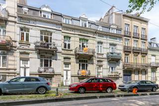 Immo Pické vous propose cette maison de ville extrêmement bien située à proximité de toutes les commodités (des transports en commun, le Ring...