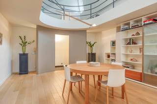 Unieke, instapklare eigendom boordevol karakter, gelegen in een beschermd gebouw in het landelijke Aaigem. Deze uitzonderlijke woning bestaat uit...