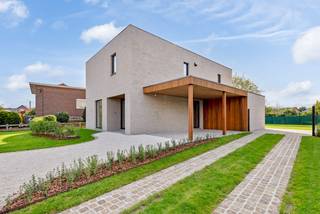 Ontdek deze prachtige nieuwbouwwoning gelegen in een rustige, residentiële straat te Putte. Deze woning combineert comfort, stijl en energiezuinigheid en is tot in de puntjes afgewerkt – volledig instapklaar en met een afwerkingsniveau boven de standaard.<br />Bij het binnenkomen word je verwelkomd in een lichte, open leefruimte met grote ramen die zorgen voor een aangename lichtinval. De moderne, volledig uitgeruste keuken sluit naadloos aan op de woonkamer en geeft uit op het zonnige terras en de zuidgerichte tuin.<br />De woning is voorzien van vloerverwarming in de volledige woning en beschikt over maar liefst 24 zonnepanelen, wat zorgt voor een zeer lage energiefactuur en duurzaam wooncomfort. Dankzij het uitzonderlijk lage E-peil van -24 is het energieverbruik zo goed als nihil, wat deze woning tot een echte toekomstgerichte investering maakt.<br />Er zijn in totaal vier slaapkamers, elk met airco, waarvan één ruimte zich uitstekend leent als dressing of bureauruimte. Een moderne badkamer en praktische berging maken het geheel compleet.<br />De woning bevindt zich op een perceel van bijna 8 are en geniet van een zuidgerichte tuin met een prachtig terras — de ideale plek om te ontspannen en te genieten van de zon.<br /><br />Belangrijkste troeven:<br />-Nieuwbouwwoning – volledig instapklaar<br />-Hoogwaardige afwerking boven standaardniveau<br />-4 slaapkamers (waarvan 1 als dressing of bureau)<br />-24 zonnepanelen – energiezuinige woning<br />-Volledige vloerverwarming<br />-Zuidgerichte tuin met groot terras<br />-Perceel van ± 8 are<br />-Rustige en aangename ligging<br /><br />Bent u op zoek naar een moderne, energiezuinige woning met luxe afwerking, klaar om in te trekken? Dan is Bosstraat 27 in Putte precies wat u zoekt.<br />Voor interactieve grondplannen met foto’s, ga naar www.wijns.be en klik op de knop “virtueel bezoek”.<br />Info &amp; afspraak:  ☎ 0473/33 33 10   ✉ geoffry@wijns.be