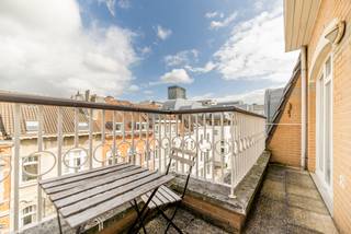 1000 Brussel (Rue Philippe Le Bon 24/28 - A4.12) - Gelegen in het hart van de Europese wijk, vlakbij het Ambiorixplein, presenteert TREVI u een prachtig duplexappartement met 2 slaapkamers en een terras! Dit appartement is als volgt ingedeeld: hal met inbouwkasten, gastentoilet, woon-/eetkamer, volledig uitgeruste keuken. Op de bovenverdieping: twee slaapkamers, waarvan één met terras, elk met een eigen badkamer, apart toilet. In de kelder: een kelderruimte en een parkeerplaats. <br /><br />** TECHNISCHE GEGEVENS** <br />- EPC: D+; 31 kg CO₂/m²/jaar;<br />- Elektriciteit conform de voorschriften;<br />- Individuele meters voor water (doorvoer), gas en elektriciteit;<br />- VvE met 15 appartementen en 15 parkeerplaatsen<br /><br />**FINANCIËLE VOORWAARDEN** <br />Verkoopprijs: 470.000 € <br />Basisaktekosten ten laste van de koper (± 800 € excl. btw) <br />Mogelijkheid tot aankoop van een parkeerplaats voor 25.000 €