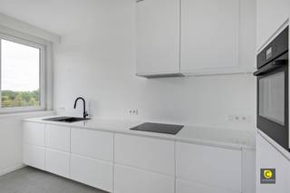 <p><span>Ontdek dit prachtige appartement in het hart van Deurne, perfect gelegen voor wie op zoek is naar comfort en gemak. Met een bewoonbare oppervlakte van 80m² vcr epc attest biedt deze locatie een aangename leefruimte met veel natuurlijke lichtinval.</span></p><p><span> </span></p><p><span>Bij binnenkomst wordt u verwelkomd in een ruime en lichte woonkamer, ideaal voor ontspanning en entertainment. De moderne keuken is volledig uitgerust en voorzien van hoogwaardige inbouwapparatuur, perfect voor de kookliefhebber.</span></p><p><span> </span></p><p><span>Het appartement heeft twee slaapkamers die vanachter gelegen zijn. Waarvan 1 slaapkamer toegang geeft tot het terras.</span></p><p><span> </span></p><p><span>De badkamer is voorzien van een ligbad en een lavabo meubel. Het toilet is apart. </span></p><p><span> Er is nog een kelder aanwezig. De garagebox is verplicht mee aan te kopen voor € 20.000.</span></p><p><span> </span></p><p><span>Waarom dit uw (t)huis kan worden?:</span></p><p><span>-Veel natuurlijk lichtinval ( 6 verdieping)</span></p><p><span>-Doorloop appartement </span></p><p><span>-2 ruime slaapkamers</span></p><p><span>-Elektriciteit conform.</span></p><p><span>-Terras aanwezig</span></p><p><span>-Garagebox inpandig ( voor 20.000,00) </span></p><p><span>-Kelder aanwezig </span></p><p><span> </span></p><p><span> </span></p>