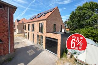 <span><span><strong>--- 21% BTW? DAT IS PASSÉ! KOOP NU AAN 6% BTW! ---<br />--- BESPAAR TIENDUIZENDEN EURO'S !!! ---</strong></span></span><br /><br /><span><span>Residentieel wonen in het centrum van <strong>Westrozebeke</strong> vlakbij Roeselare & Staden.<br /><br /><strong>Residentie GILDHOF</strong> is een kleinschalig én zeer energiezuinig nieuwbouwproject bestaande uit <strong>3 appartementen, 6 garages en 2 woningen</strong>. Het betreft telkens 3 ruime en lichtrijke drieslaapkamerappartementen, gelegen op een unieke en centrale ligging in de schaduw van de kerk.<br /><br />Comfort, energiezuinigheid, kwaliteit en centrale ligging zijn de eigenschappen van deze residentie. <br /><br />Tijdens de ontwerpfase werd veel aandacht geschonken aan enerzijds de energiezuinigheid en anderzijds het wooncomfort van de bewoners:</span></span>
<ul>
<li><span><span>Praktische indeling;</span></span></li>
<li><span><span>veel lichtinval;</span></span></li>
<li><span><span>optimale oriëntatie;</span></span></li>
<li><span><span><strong>tuin of ruim terras;,</strong></span></span></li>
<li><span><span>...</span></span></li>
</ul>
<span><span>Op deze manier is het zowel binnen als buiten aangenaam vertoeven in deze residentie.<br /><br />Op het gelijkvloers zijn er tevens ook 6 garageboxen voorzien. Telkens met een afmeting van +- 3.00 m x 5.74 m. Allen zijn ze voorzien van een <strong>geautomatiseerde sectionaalpoort</strong>.<br /><br />De moderne lijn van het gebouw en de keuze van materialen (waarbij de nodige aandacht werd besteed aan duurzaamheid, door recup van bestaande bakstenen/gevelstenen) zorgen voor een hedendaagse en tijdloze uitstraling waarbij energiezuinigheid en kwaliteit hoog in het vaandel worden gedragen.</span></span><br /><br /><span><span>De 3 appartementen hebben bewoonbare oppervlaktes variërende van 113 m² tot 128 m². De 2 woningen beschikken over woonoppervlaktes inclusief zolder van respectievelijk 174 m<sup>2</sup> en 181 m<sup>2</sup>. Zowel voor wie op zoek is naar een ruim drieslaapkamerappartement of voor wie droomt van een comfortabele nieuwbouwwoning zijn er dus mogelijkheden binnen ons aanbod.<br /><br />Alle appartementen en woningen in Residentie Gildhof zijn uitgerust met de <strong>nieuwste energiezuinige technieken</strong>, nl. <strong>vloerverwarming in combinatie met warmtepomp (lucht/water)</strong>. Hierdoor geniet u heel het jaar door over een aangenaam binnenklimaat. Ieder appartement en woning zal beschikken over een <strong>privatieve regenwaterput </strong>van 5.000 L tot 7.500 L, alsook over zijn eigen <strong>fotovoltaïsche zonnepanelen</strong> op het dak van de residentie. Voor de afwerking (materiaalkeuzes) heeft de bouwheer voldoende budget voorzien zodat u als koper kan genieten van mooie keuzes bij de leveranciers. Het lastenboek en de lijst van de leveranciers zijn te verkrijgen bij de makelaar. </span><strong><em><span>Uiteraard kan alles volledig op maat van de wensen van de klant afgewerkt worden. </span></em></strong><br /><br /><span>Ideaal voor wie op zoek is naar een vaste woonplaats, een tweede verblijf of een veilige investering met groeiende meerwaarde. Kom langs op ons kantoor en ontvang een unieke verkoopbrochure van Residentie 'Gildhof'.<br /><br /><strong>!! Aankoop aan het voordeel-tarief van 6% is mogelijk !! </strong>- << onder voorwaarden >><br /><br />De oplevering van dit nieuwbouwproject is voorzien in het najaar van 2026 (onder voorbehoud).</span></span><br /><br /><span><span>Bent u op zoek naar een prachtig en ruim appartement met 3 slaapkamers gelegen in een kleinschalige residentie of een stijlvolle, comfortabele nieuwbouwwoning? Plan dan snel uw afspraak! Contacteer ons op het nummer <strong>051 50 11 51</strong> of mail naar <strong>diksmuide@diksimmo.be</strong>. Wij komen ook met plezier tot bij u langs voor een persoonlijke uitleg en voorstelling van het project.</span></span>