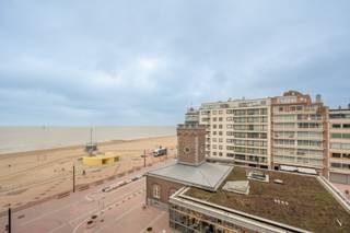 Dit appartement op een absolute toplocatie in Knokke biedt u een uniek frontaal zeezicht en een zonnige leefruimte met terras. Hoewel het...