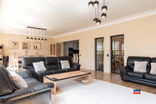 <p><span>2000 ANTWERPEN | ZEER RUIM APPARTEMENT (189m²) MET DRIE SLAAPKAMERS EN TWEE BADKAMERS GELEGEN IN HARTJE ANTWERPEN | EPC A |</span></p><p><span>Ontdek dit uitzonderlijk ruime appartement ideaal gelegen op een toplocatie. Dankzij de royale bewoonbare oppervlakte en lichtinval, biedt dit appartement een unieke combinatie van comfort, ruimte en bereikbaarheid.</span></p><p><span> </span></p><p><span>Het appartement is gelegen vlakbij het bruisende Zuid met winkels, scholen, koffiebars, restaurants, openbaar vervoer en belangrijke invalswegen en u geniet hier van een uitstekende bereikbaarheid zonder in te boeten aan rust en woonkwaliteit.</span></p><p><span> </span></p><p><span>Indeling als volgt: inkomhal met veiligheidsdeur - gastentoilet - lichtrijke leefruimte (50m²) - hyper-geïnstalleerde keuken (27,5m²) - berging achter de keuken - aparte wasplaats - badkamer met douche, dubbele wastafel en toilet - 3 ruime slaapkamers (17,5m², 15,5m² en 11,5m²) waarvan één met ensuite badkamer.</span></p><p><span> </span></p><p><span>De indeling maakt het perfect voor gezinnen, koppels die extra ruimte wensen of wie wonen en thuiswerken wil combineren.</span></p><p><span> </span></p><p><span>Troeven:</span></p><p><span>* Mogelijkheid bij aankopen autostaanplaats (€ 50.000)</span></p><p><span>* Kelderberging inbegrepen</span></p><p><span>* Vlakbij het vernieuwde bruisende Zuid</span></p><p><span>* KMSKA, koffiebars, restaurants op wandelafstand</span></p><p><span>* Openbaar vervoer voor de deur</span></p><p><span>* Oprit E34, E19, A12</span></p><p><span></span></p><p><span>Renovaties:</span></p><p><span>* gevels geïsoleerd langs de binnenkant</span></p><p><span>* ramen 2017</span></p><p><span>* badkamer 2017</span></p><p><span>* badkamer 2 2025</span></p><p><span>* ketel 2020</span></p><p><span>* keuken 2010</span></p><p><span>* elektriciteit 2010</span></p>